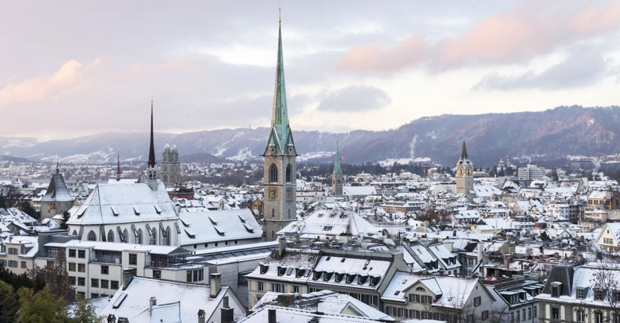 Of tree stands & Christmas mice - A modern-day Swiss Christmas story